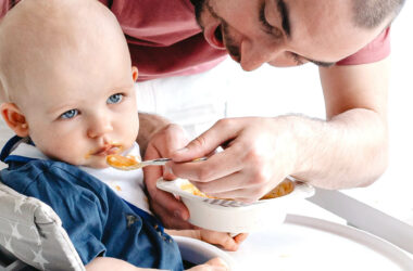 Baby hoest en moet kokhalzen tijdens het eten