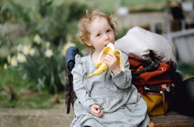 Meisje zegt naan in plaats van banaan