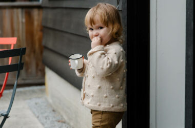 Je baby uit een beker leren drinken