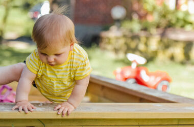 Leer je baby of peuter vallen en bewegen