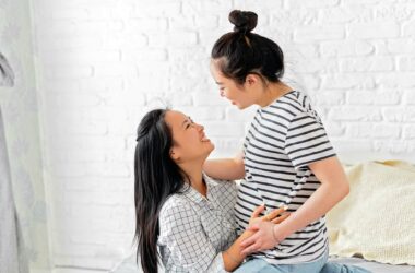 Twee vrouwen krijgen een baby