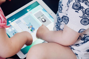 Vanaf wanneer kan je je baby op de tablet laten spelen?