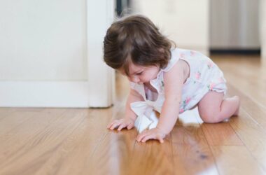 Wat als een baby weer gaat kruipen terwijl hij al kan lopen?