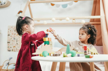 Op het kinderdagverblijf praat mijn peuter veel minder dan thuis