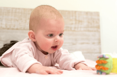 Je baby en schoppen of slaan tegen een speeltje