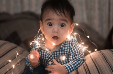 Kerstmis met je baby: glimmende ballen en lichtjesfun