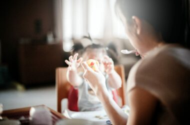 Baby knoeit tijdens het eten van een fruit- en groentehap